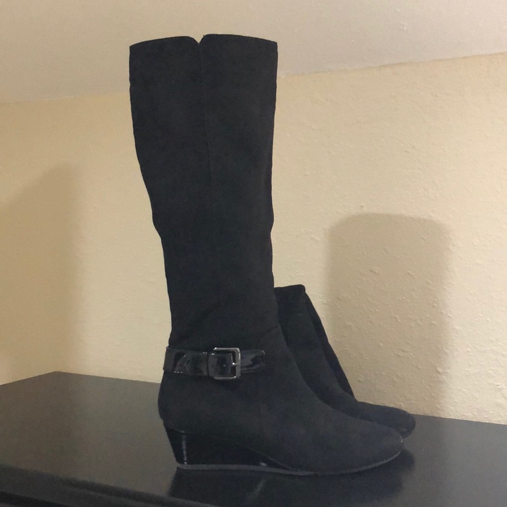 Black velvet sip on boots.